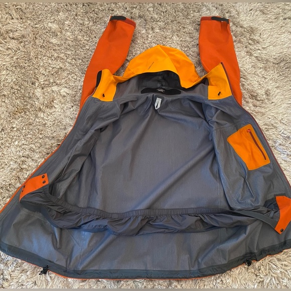 SOLD Arc’teryx Rare GORETEX XL Hard Shell Jacket - Picture 15 of 15